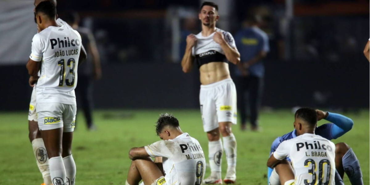 Elenco do Santos desolado após partida que resultou no rebaixamento do time (Imagem Reprodução Internet)