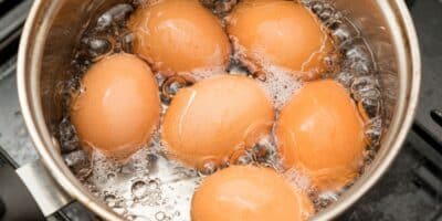 Confira por que as pessoas estão colocando limão na água para cozinhar ovo (Imagem Reprodução Internet)