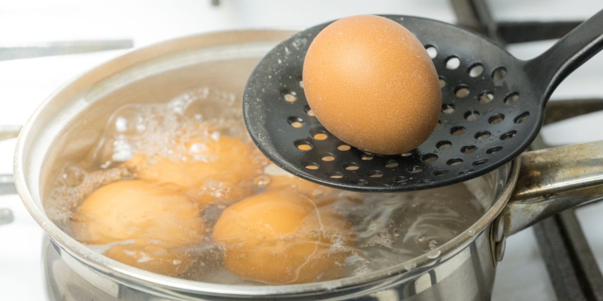 Confira por que as pessoas estão colocando limão na água para cozinhar ovo (Imagem Reprodução Internet)