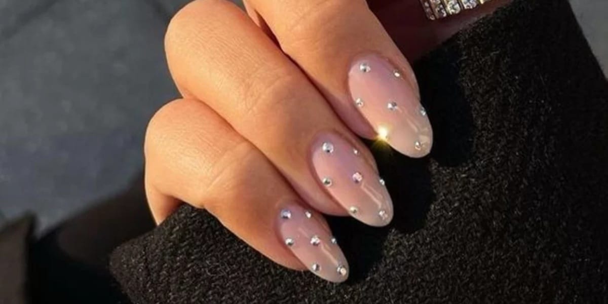 Modelo de pedras para decoração das unhas para arrasar no look (Imagem Reprodução Internet)