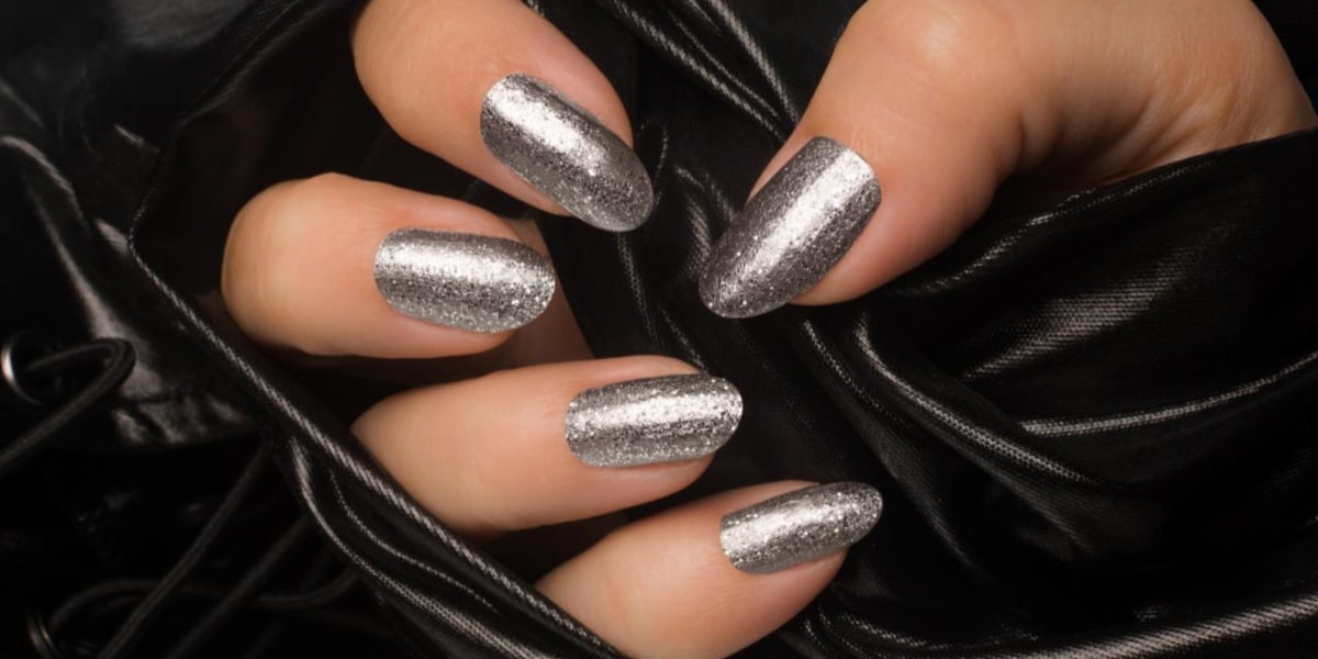 Inspiração de unhas prata com glitter (Imagem Reprodução Internet)