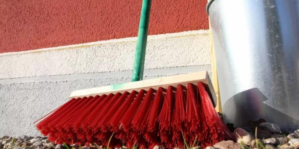 Saiba os benefícios de colocar a vassoura na água com sal (Imagem Reprodução Internet)