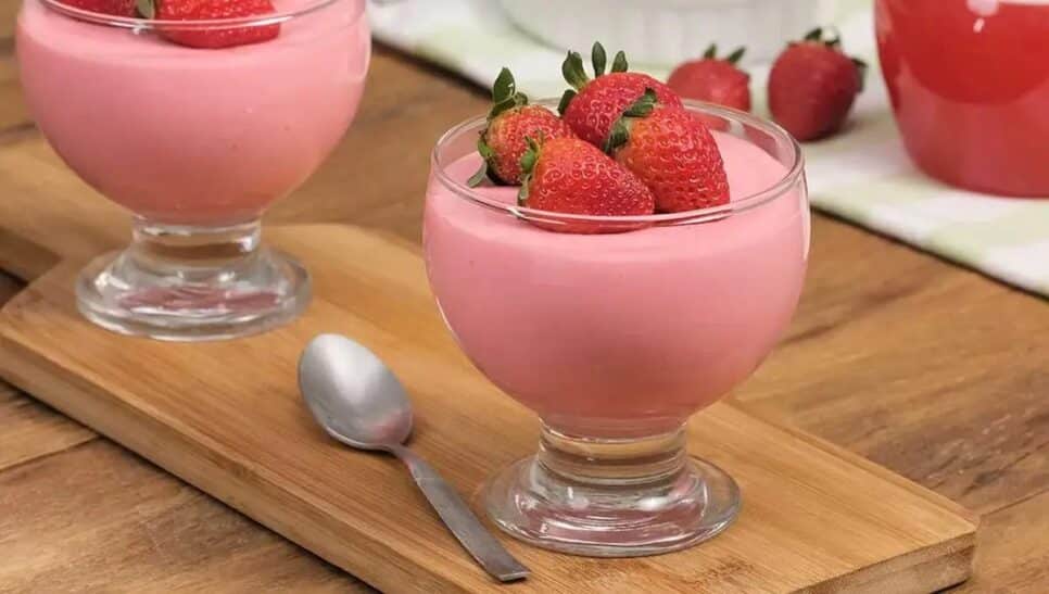 Mousse de morango de liquidificador (Foto: Reprodução)