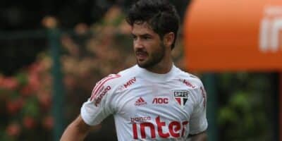 Imagem do post Pato fecha com Santos ou Fluminense? Proposta vinda do exterior promete balançar futuro do ex-São Paulo