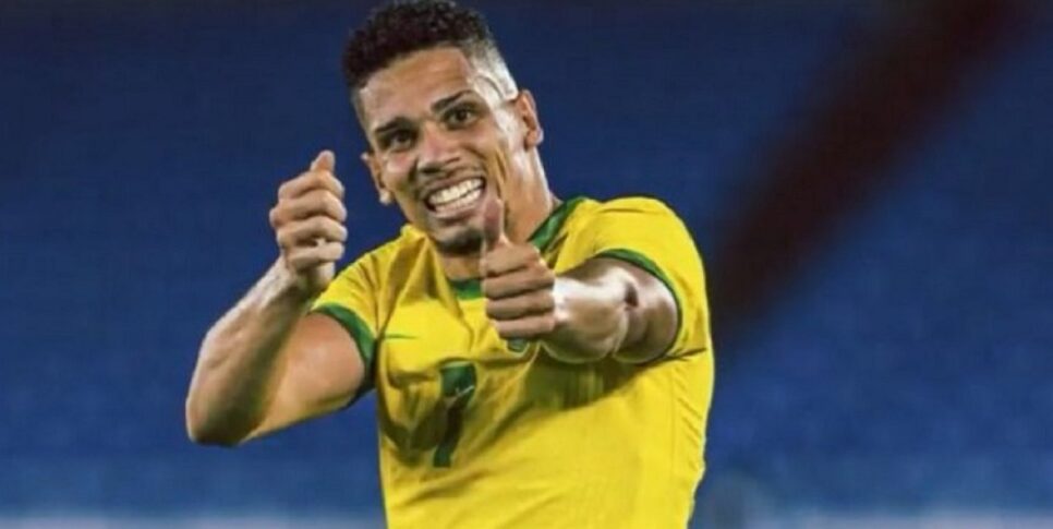 Paulinho comemora gol pelo Brasil atirando a flecha Foto: DANIEL LEAL-OLIVAS / AFP Vasco Bracks 777