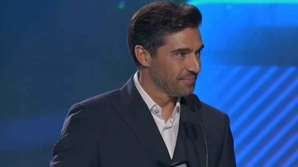 Abel Ferreira emociona-se ao ser questionado sobre seguir no Palmeiras (Foto: Reprodução/ESPN)
