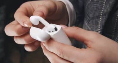 AirPods devem ser limpos para saúde auditiva e durabilidade do acessório (Foto: Reprodução/ IStock)