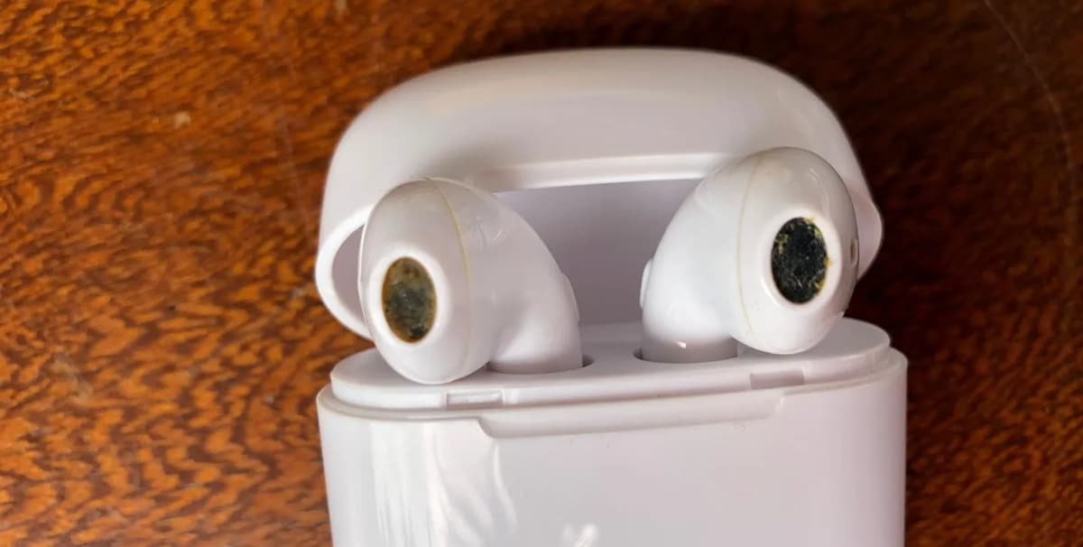 AirPods sujos com acúmulo de bactérias (Foto: Reproudção/Internet)