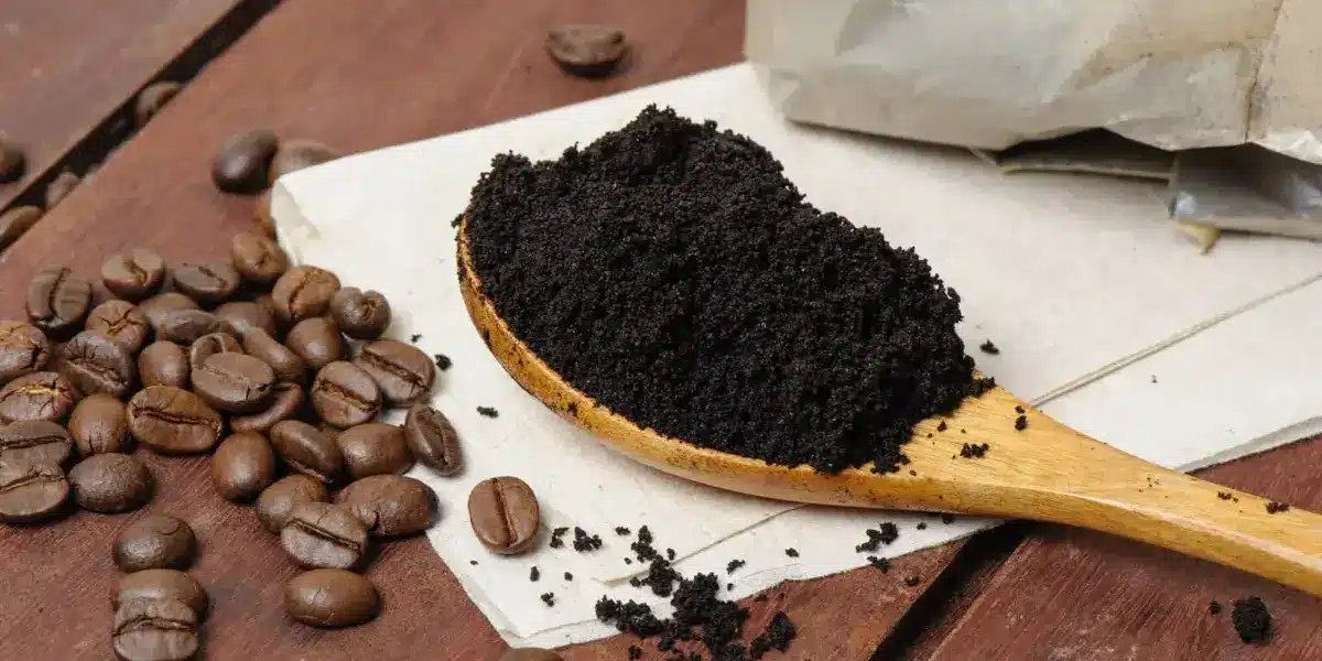 O pó de café pode te ajudar a tingir os seus fios grisalhos (Imagem: Reprodução)