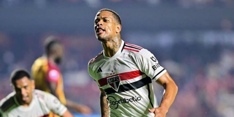 Após uma controversa postagem em rede social, Caio Paulista é alvo de duras críticas dos torcedores do São Paulo, sendo acusado de traição