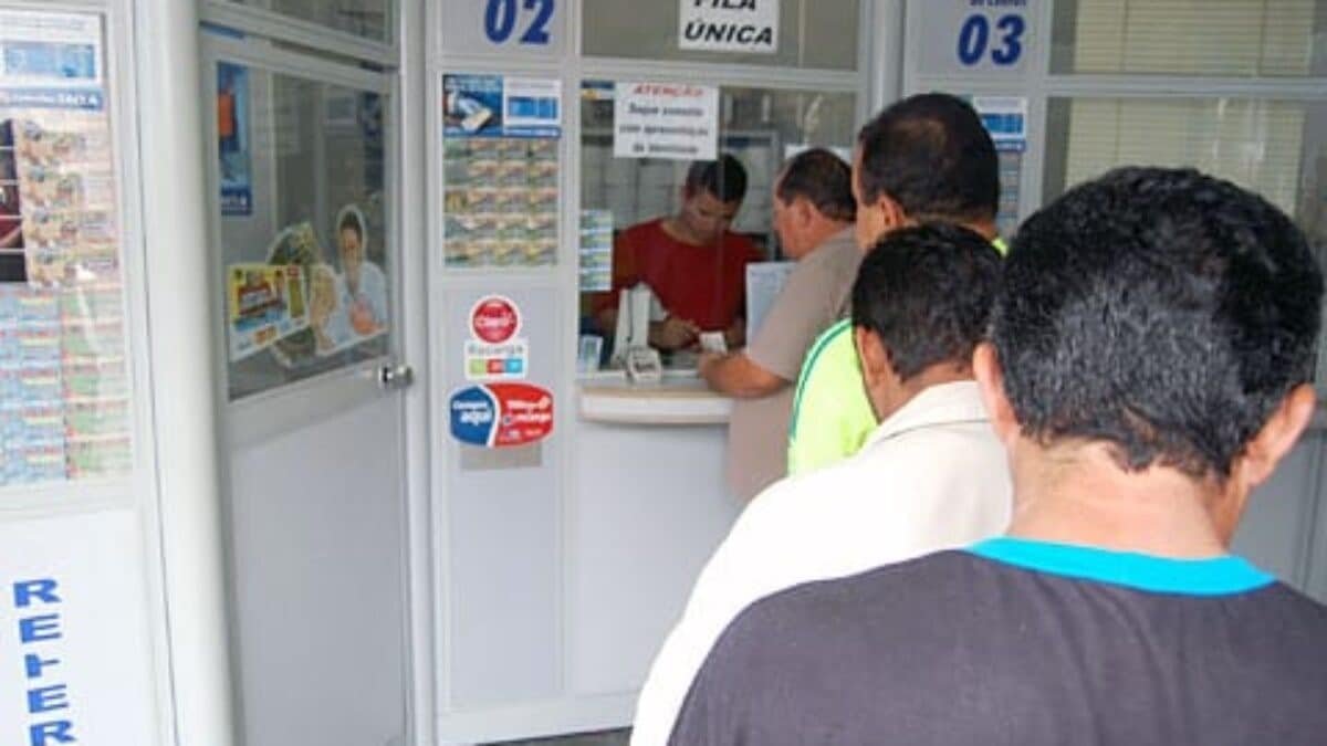 Fila em casa lotérica; beneficiários de programas sociais podem fazer saque presencial (Foto: Reprodução/ Internet)