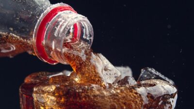 Imagem do post Limpeza surpreendente! 3 maneiras de usar Coca-Cola na cozinha