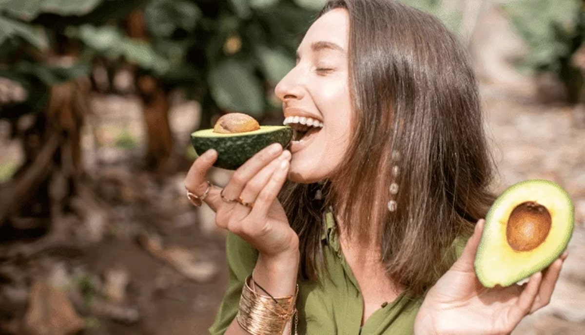 Comer abacate ou utilizá-lo em pratos e vitaminas,ajuda a emagrecer e regula colesterol (Foto: Reprodução/ Internet)