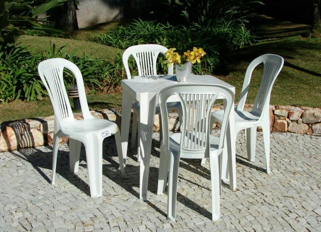 Cadeira de plástico branca restaurada (Foto: Reprodução)
