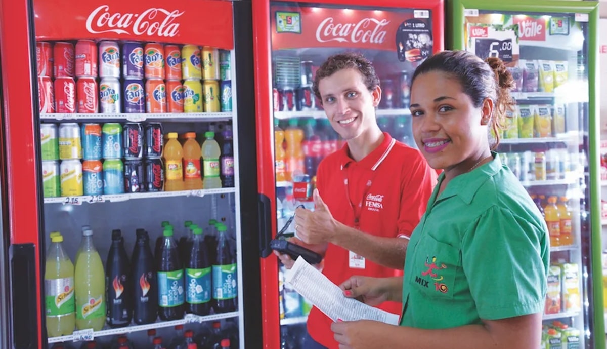 Trabalhadores empregados da empresa engarrafora (Foto: Reprodução/ Divulgação/ Coca-Cola FEMSA)