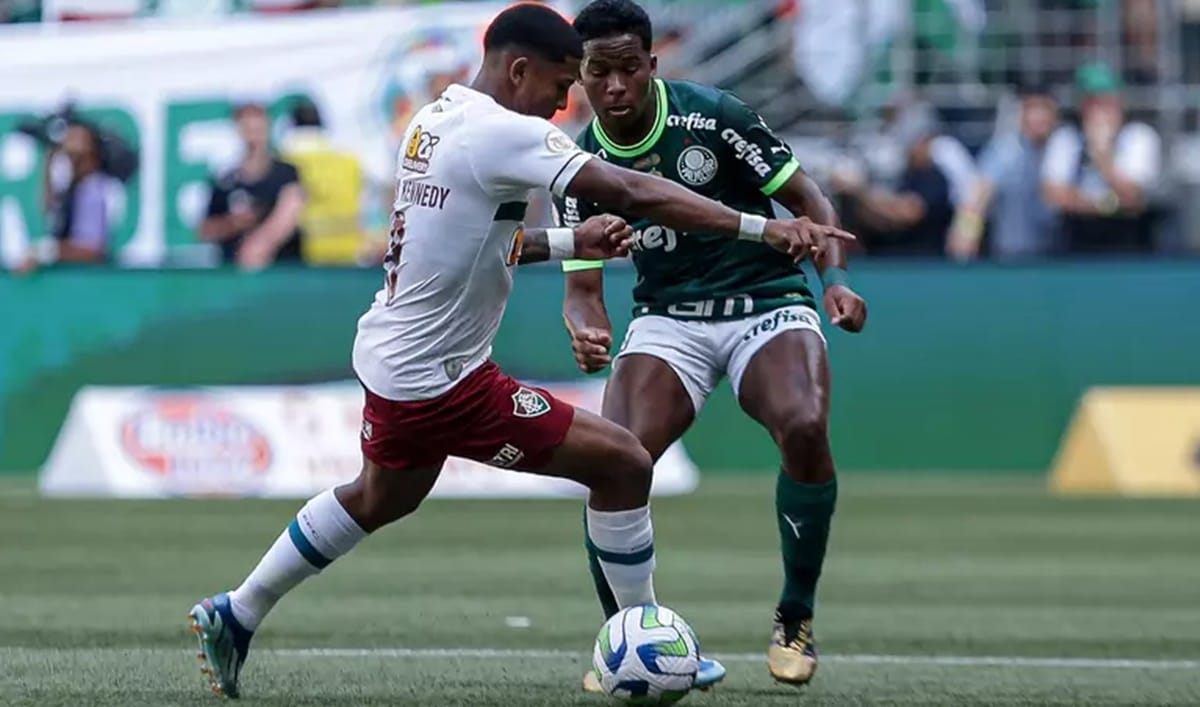 Endrick driblando o adversário do Fluminense (Foto: Reprodução/ Lucas Merçon)