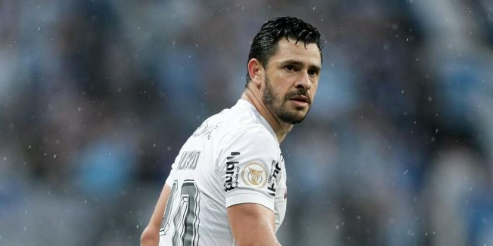 Giuliano faz movimento surpreendente ao assinar um contrato de um ano com um dos principais rivais do Corinthians