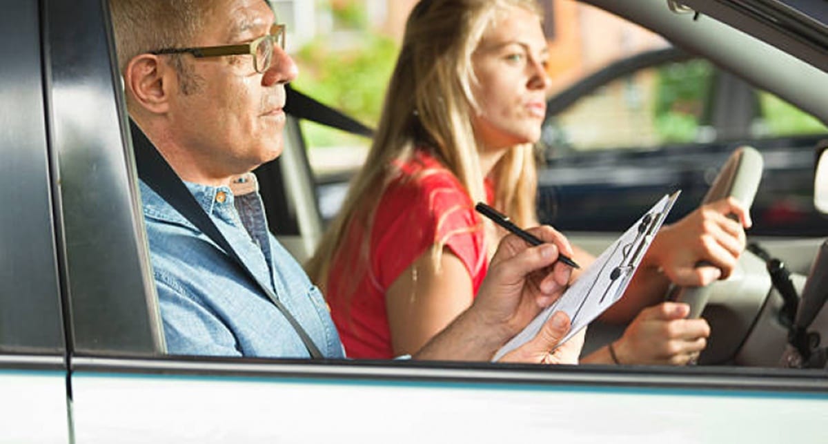 Motoristas poderão estar ahbilitados em 2024 com a CNH Social e ausentes de custos (Foto: Reprodução/ GettyImages)