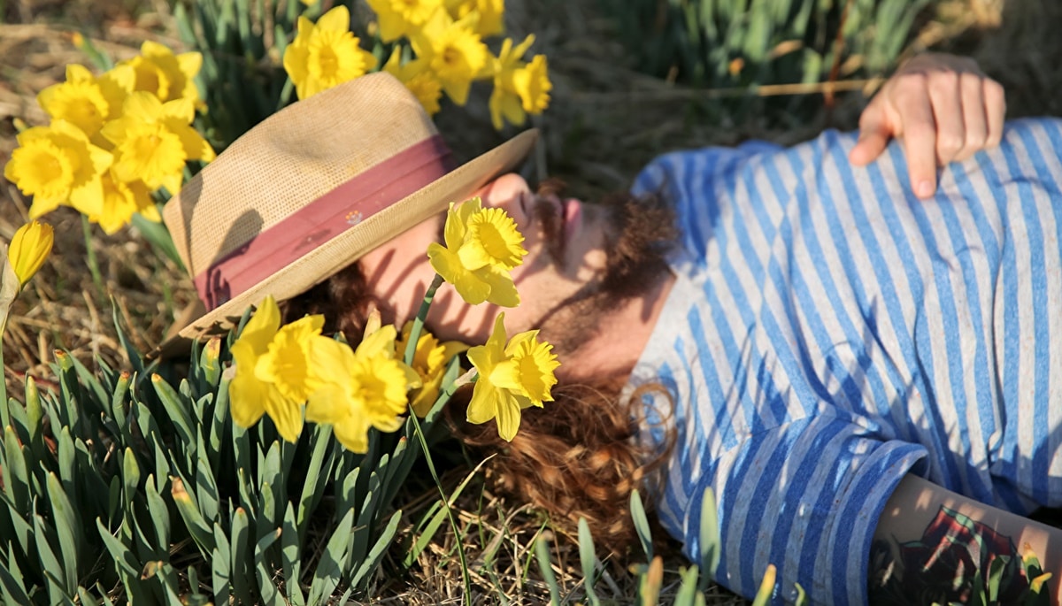 Descanse ao ar livre, reserve um tempo para si mesmo e cuide do seu bem estar (Foto: Reprodução/ FreePik)