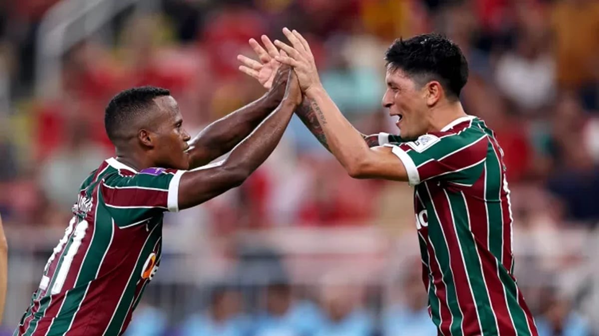 Jhon Arias e Cano celebrando pênalti marcado e primeiro gol contabilizado (Foto: Reprodução/ Robbie Jay Barratt - AMA/ GettyImages)