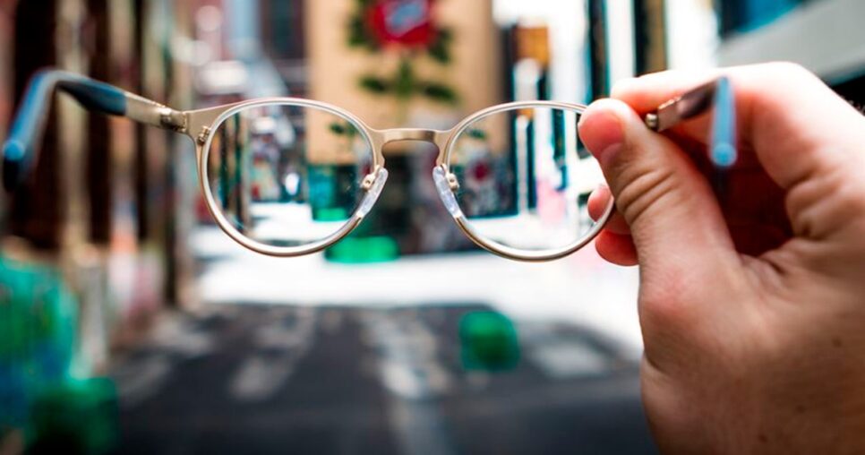 Não está enxergando? Que tal fazer a limpeza da lente dos óculos com essas dicas do artigo? (Foto: Reprodução/ FreePik)