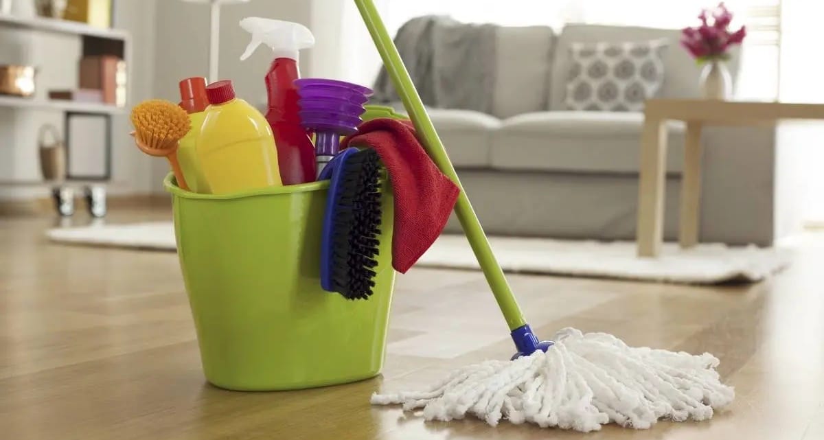 Fazer a limpeza da casa não exige só produtos químicos, mas a solução caseira é que vai perfumar o ambiente (Foto: Reprodução/ GettyImages)