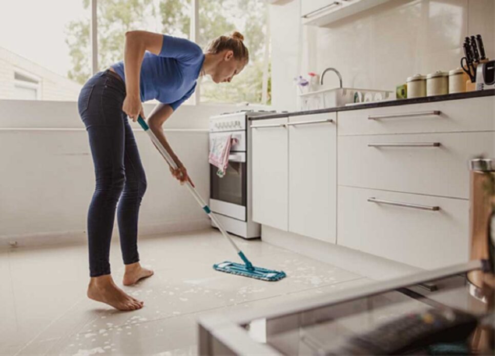 Óleo de bebê Cozinha Mulher limpando a casa (Foto: Reprodução)