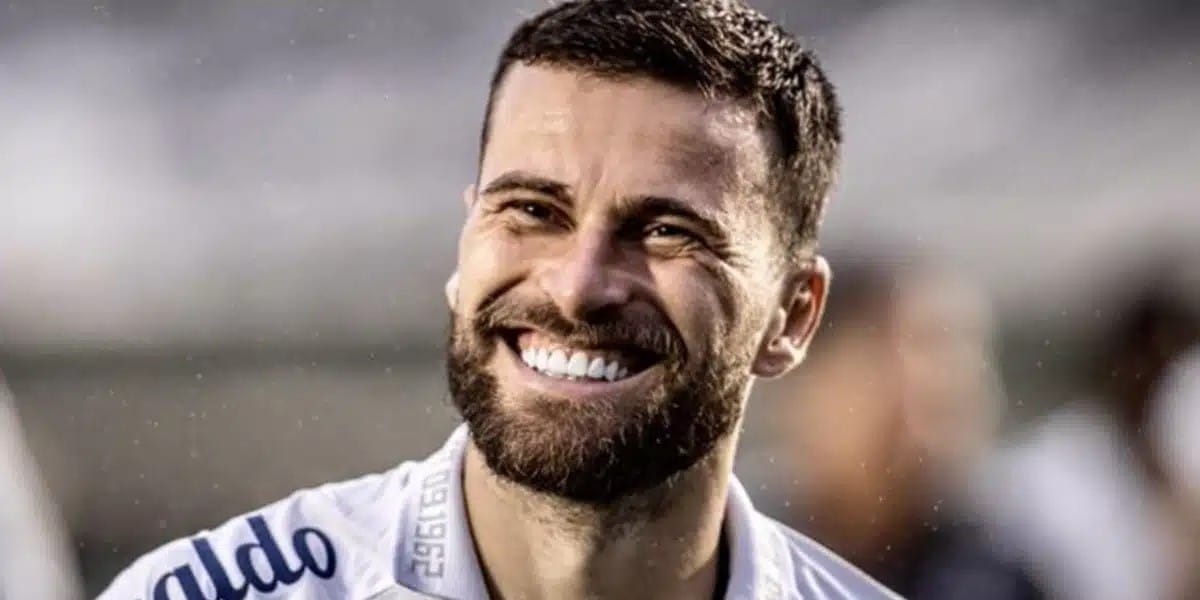 O meia Lucas Lima (Foto: Reprodução/ Santos FC/ Twitter)