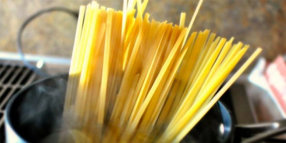 Não se deve partir macarrão ao meio (Foto: Reprodução)