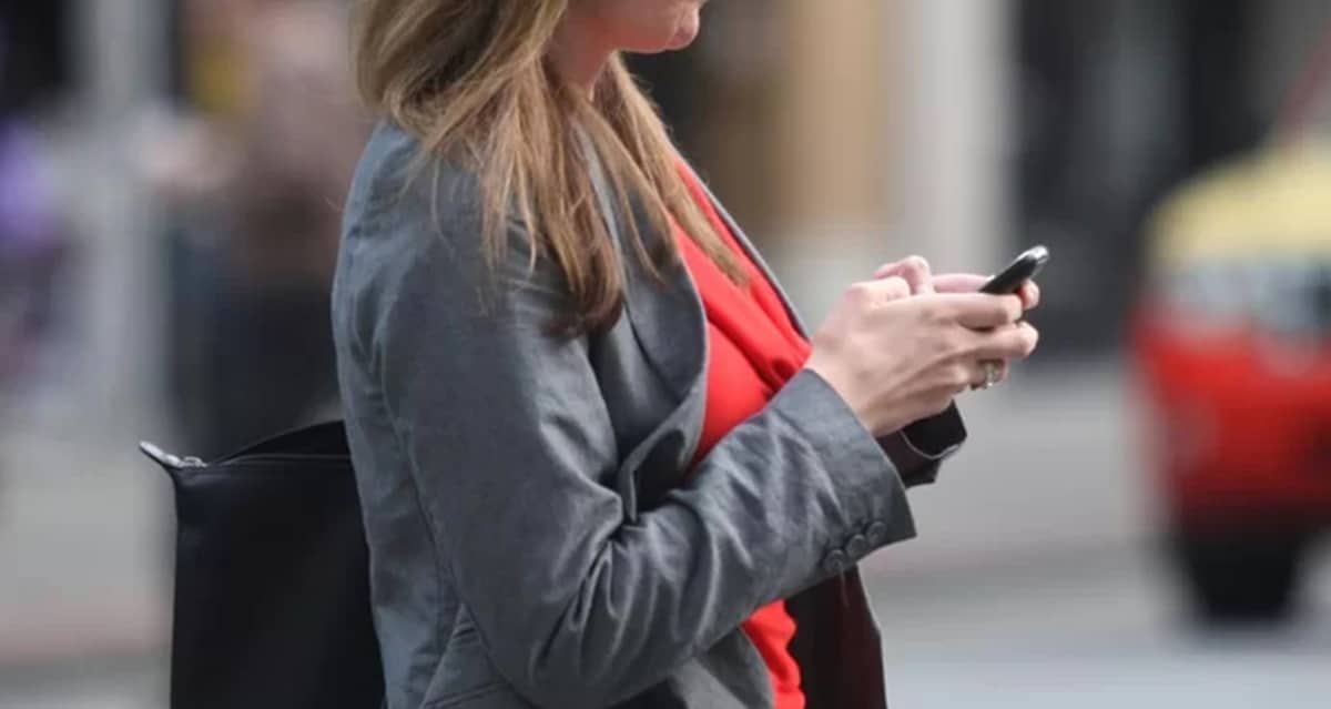 Ao sair de casa, desative o botão do Wi-Fi e tenha mais segurança e duração de bateria (Foto: Reprodução/ gettyImages)