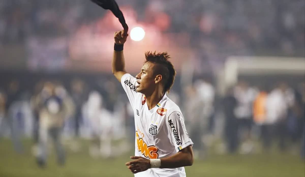 Neymar Jr. quando fez bonito no Santos, em seu início de carreira (Foto: Reprodução/ Divulgação/ Santos FC)