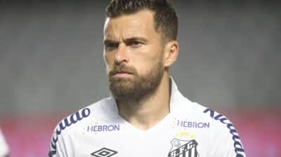 Imagem do post Vai mesmo ABANDONAR o Santos em 2024? Lucas Lima vira alvo de 2 GIGANTES da Série A: R$ 400 MIL por mês