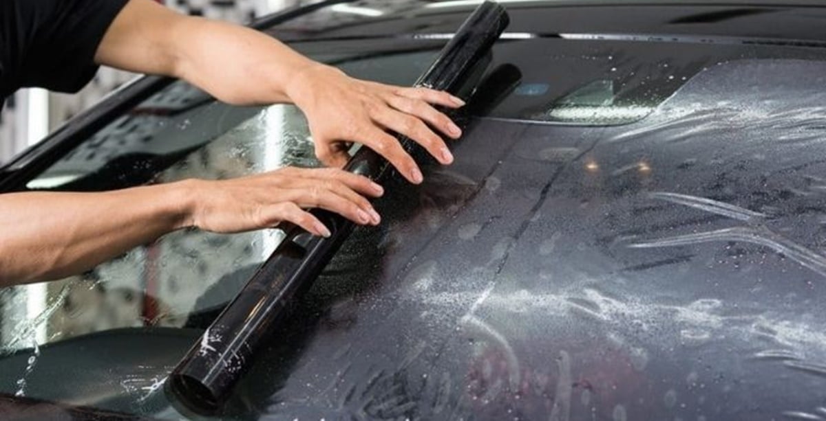 Evite multas, pontos na carteira e apreensão veicular seguindo as normas da lei do Insulfilm no carro (Foto: Reprodução/ GettyImages)