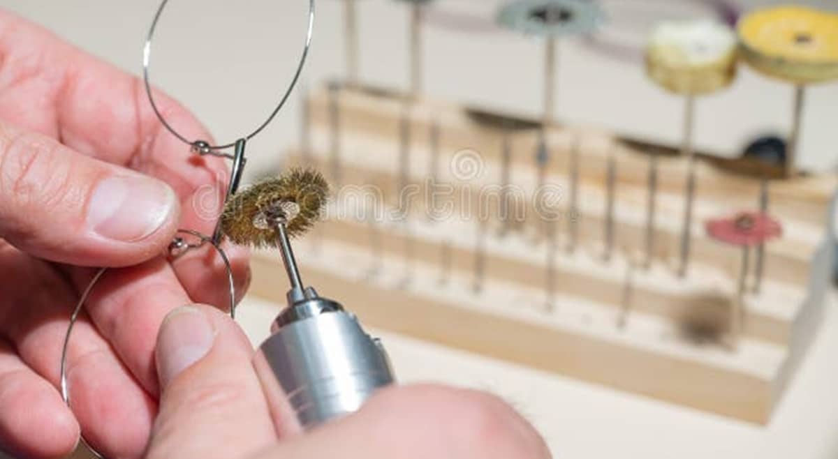 Profissional de ótica fazendo o polimento de lentes de óculos (Foto: Reprodução/ Internet)