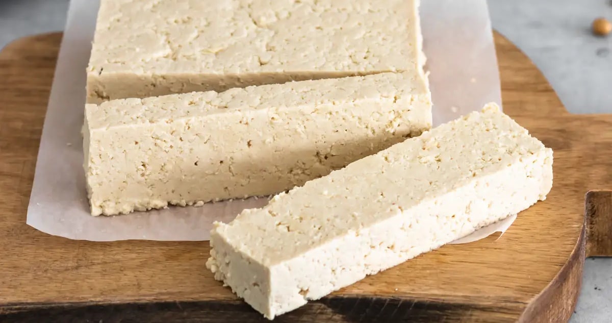 Tofu feito de maneira caseira é rico em nutrientes, proteínas e fonte de saúde (Foto: Reprodução/ Internet)