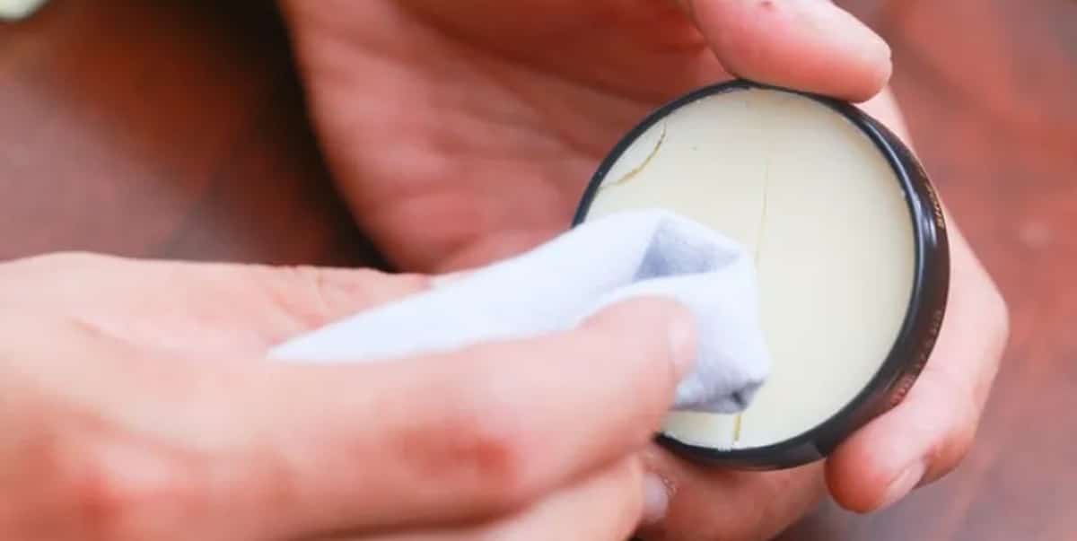 Mistura caseira com pasta de dente ou bicarbonato de sódio removem arranhões das lentes (Foto: Reprodução/ Internet)