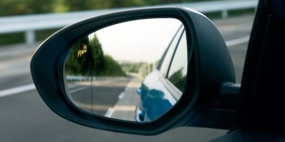 Existe um botão secreto no retrovisor do carro (Imagem: Reprodução)