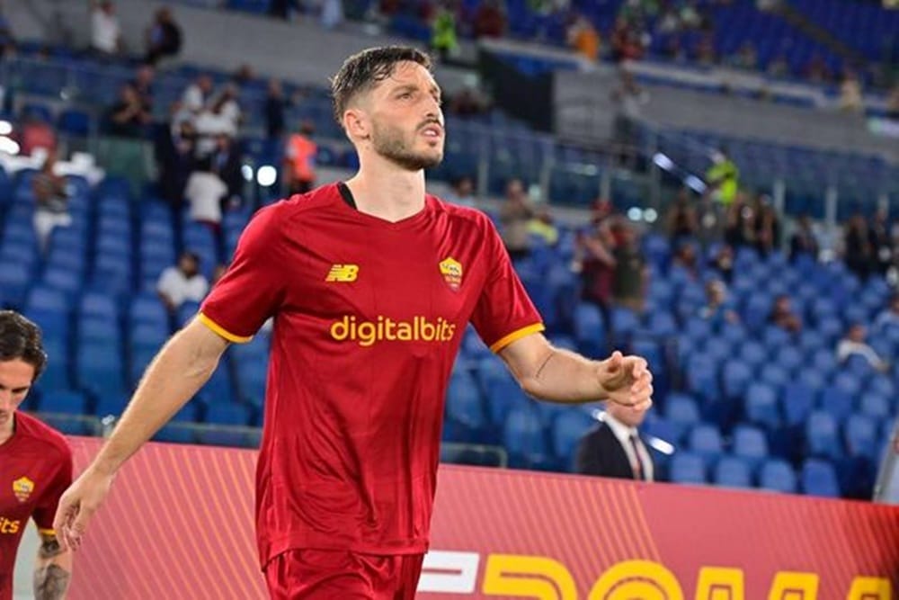 Matías Viña entrando em campo pelo Roma (Foto: Reprodução/ GettyImages)