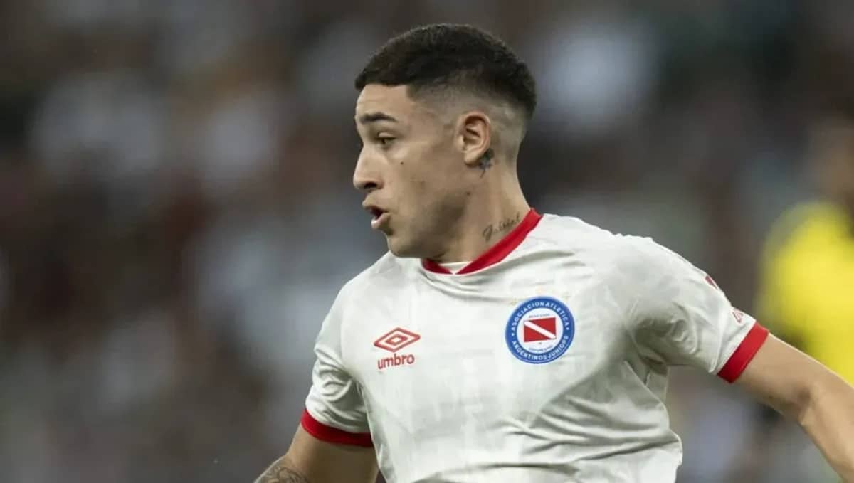 Santiago Montiel, de 23 anos, joga no Argentino Juniors e entra nos planos do Corinthians (Foto: Reprodução/ GettyImages)