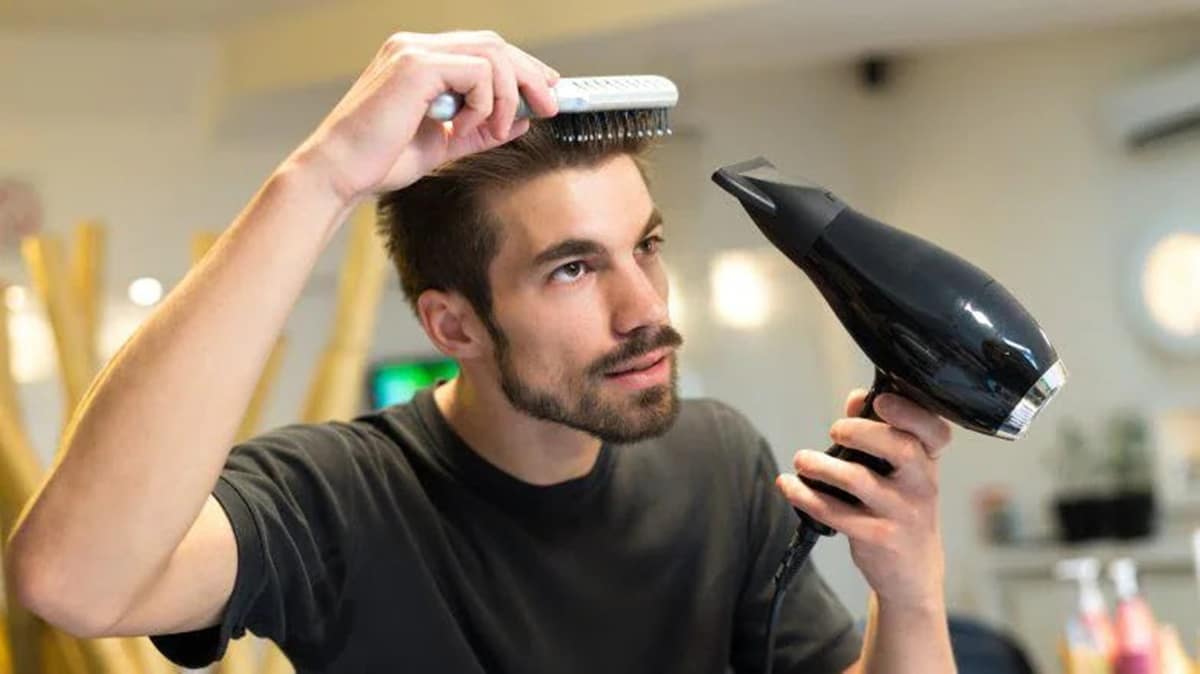 Seque seu cabelo com ar frio a uma distância de 30cm e veja os resultados (Foto: Reprodução/ FreePik)