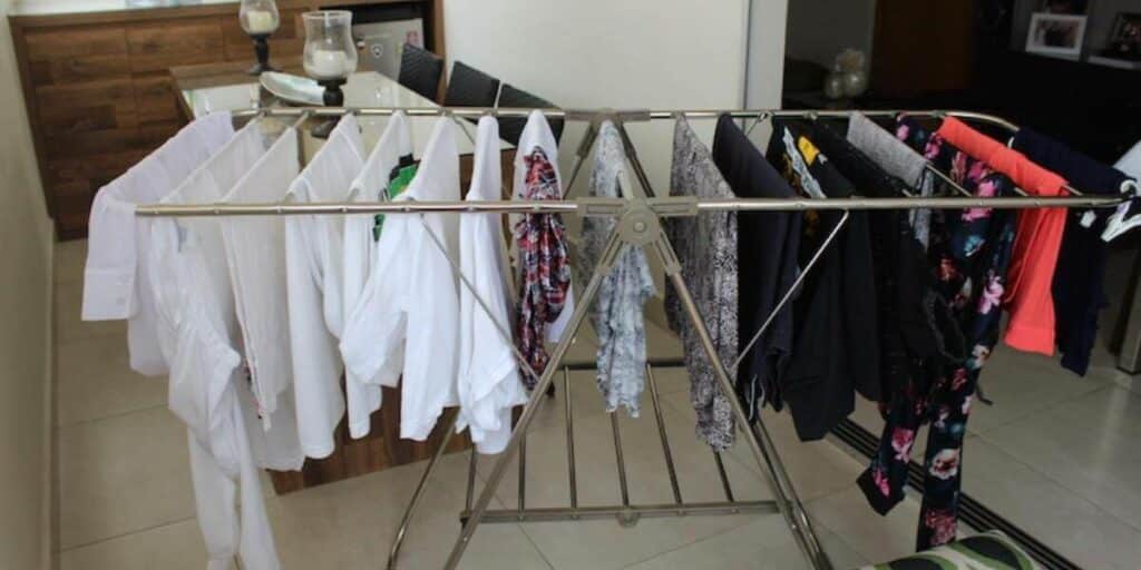 Não coloque roupas para secar dentro de casa (Imagem: Reprodução)