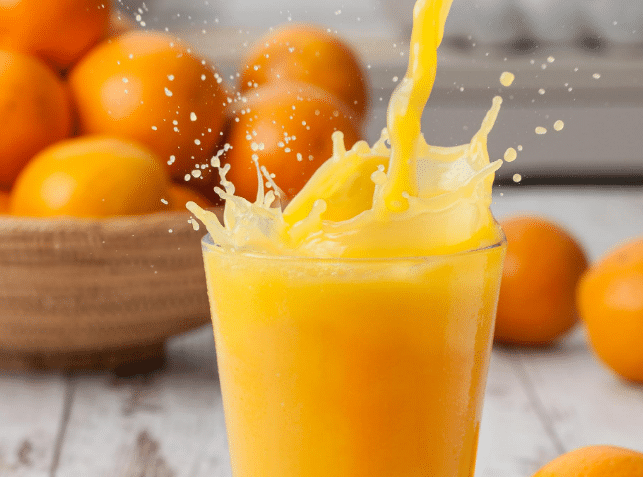 Suco natural de laranja pode te ajudar a diminuir a pressão arterial, de acordo com pesquisas (Foto: Divulgação)