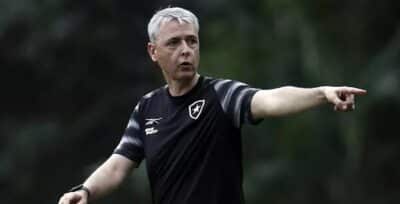 Imagem do post Botafogo sofre DEBANDADA e plantel de Tiago Nunes precisa de até 6 REFORÇOS em 2024 para repor SAÍDAS