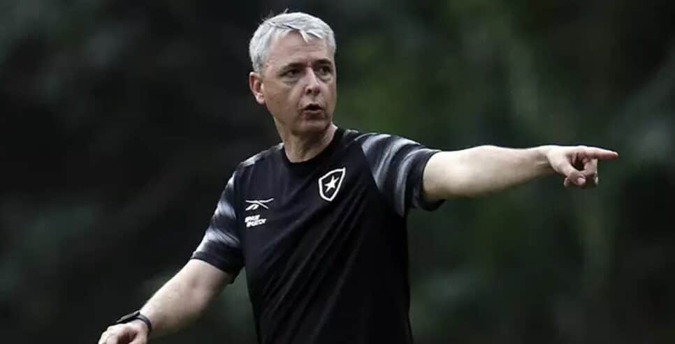 Tiago Nunes deve receber até 6 reforços ao Botafogo em 2024 (Foto: Reprodução/ Vitor Silva/ Divulgação)