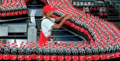 Imagem do post Empresa responsável por engarrafar a Coca-Cola está contratando: São mais de 160 vagas com benefícios