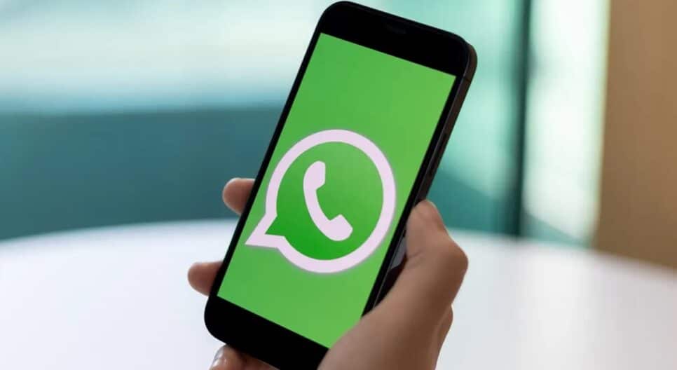 Golpe conta bancária áudio conversa App do WhatsApp aberto em dispositivo móvel (Foto: Reprodução/ Internet)