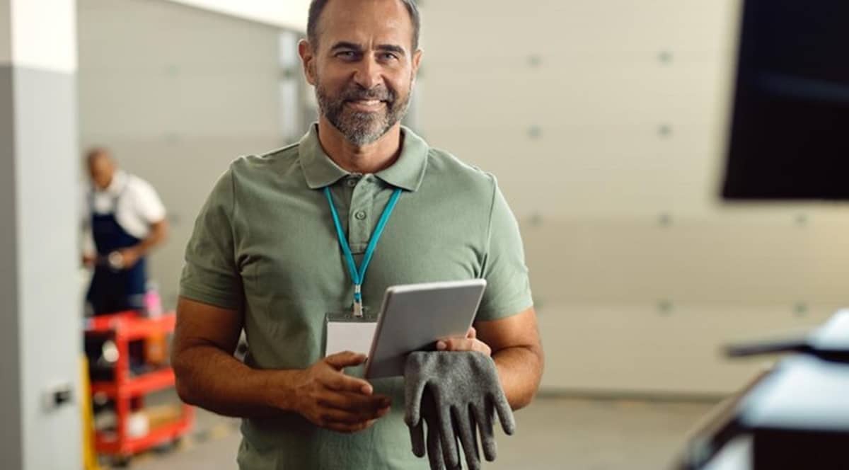 Zelador e Vendedor têm jornada de trabalho e salários divulgados (Foto: Reprodução/ FreePik)