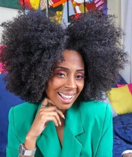 O corte Bob fofinho cria mais volume e movimento para o cabelo crespo e é uma ótima tendência para 2024 (Foto: Divulgação)