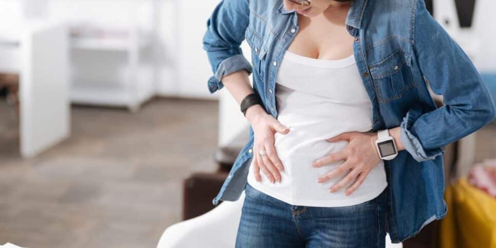 Especialista aponta motivos da distensão abdominal (imagem Reprodução Canva)