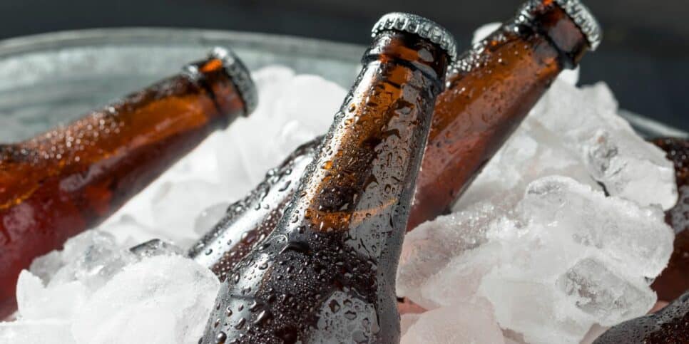 Como organizar a cerveja na geladeira e deixá-la geladas em poucos segundos (Imagem Reprodução Canva)